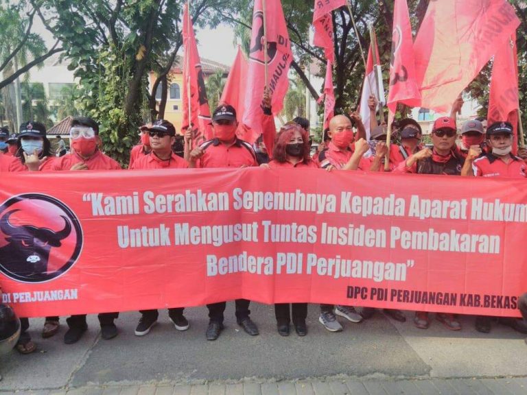 Ketua DPC PDIP Kabupaten Bekasi Bawa Ribuan Kader Datangi Polres Metro Bekasi