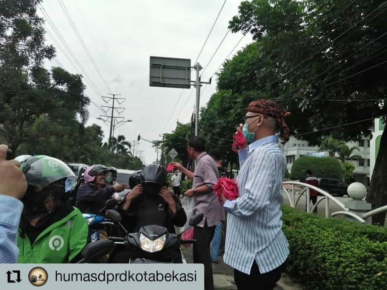 Peduli Cegah Corona, Anggota DPRD Kota Bekasi Bagikan Masker Gratis ke Pengguna Jalan