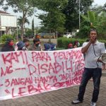 Hari ini, Puluhan Disabilitas Didiampingi LSM Demo Dinsos Lebak